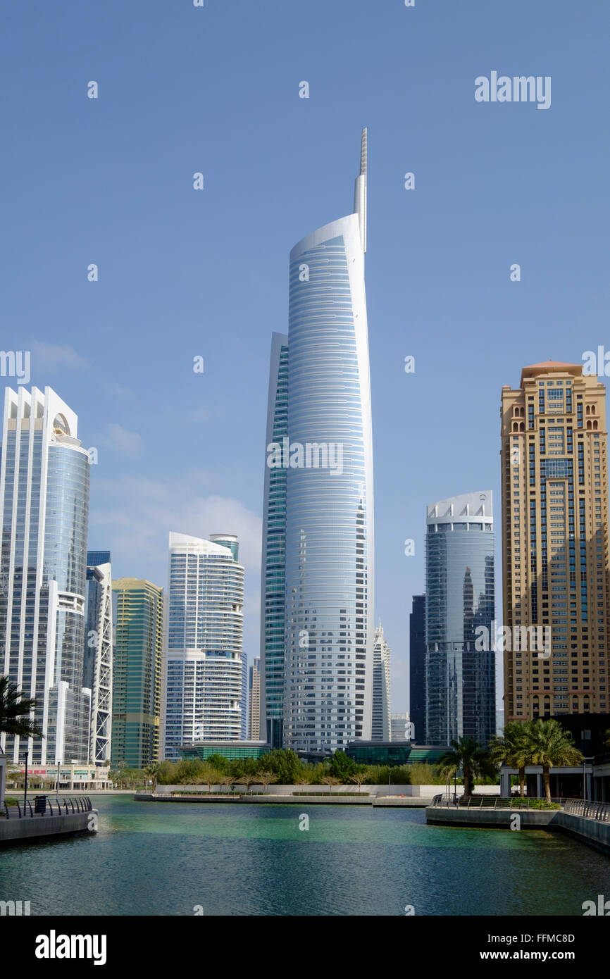 Tagsüber Skyline-Blick von Almas Tower und moderne Büro-Hochhaus und Mehrfamilienhäusern in JLT, Jumeirah Lakes Towers in Dubai Stockfoto