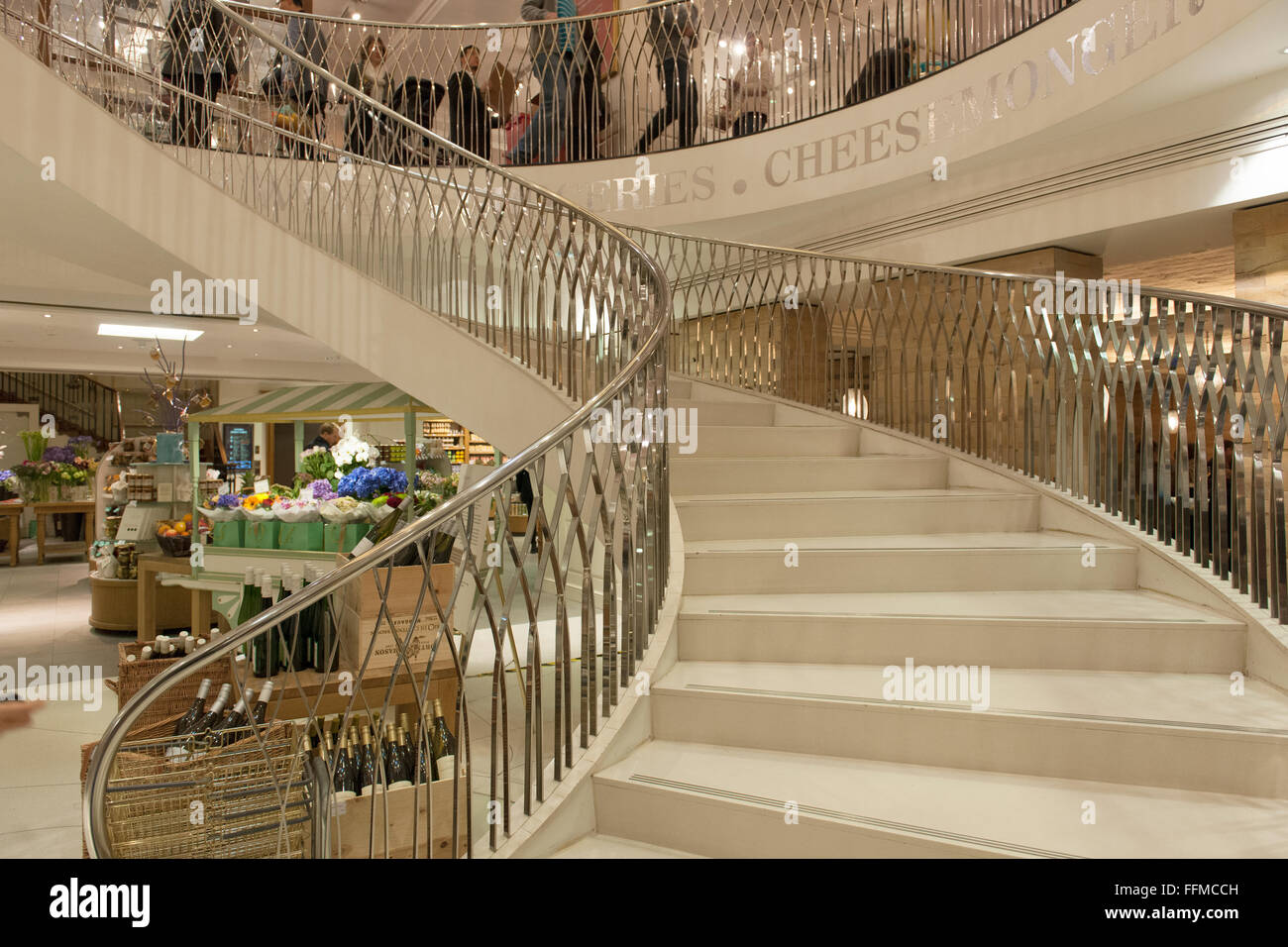 Wendeltreppe in der Food Hall bei Fortnum and Mason, Piccadilly, London, England, UK. Stockfoto