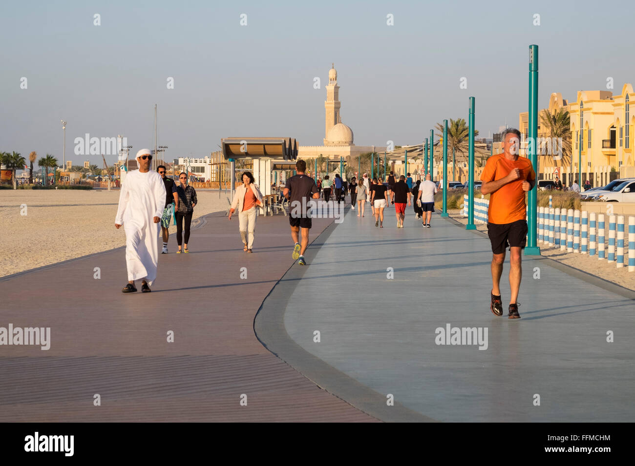 Viele Menschen mit neuen öffentlichen Promenade und Joggen zu verfolgen, am Strand in Dubai Vereinigte Arabische Emirate Stockfoto