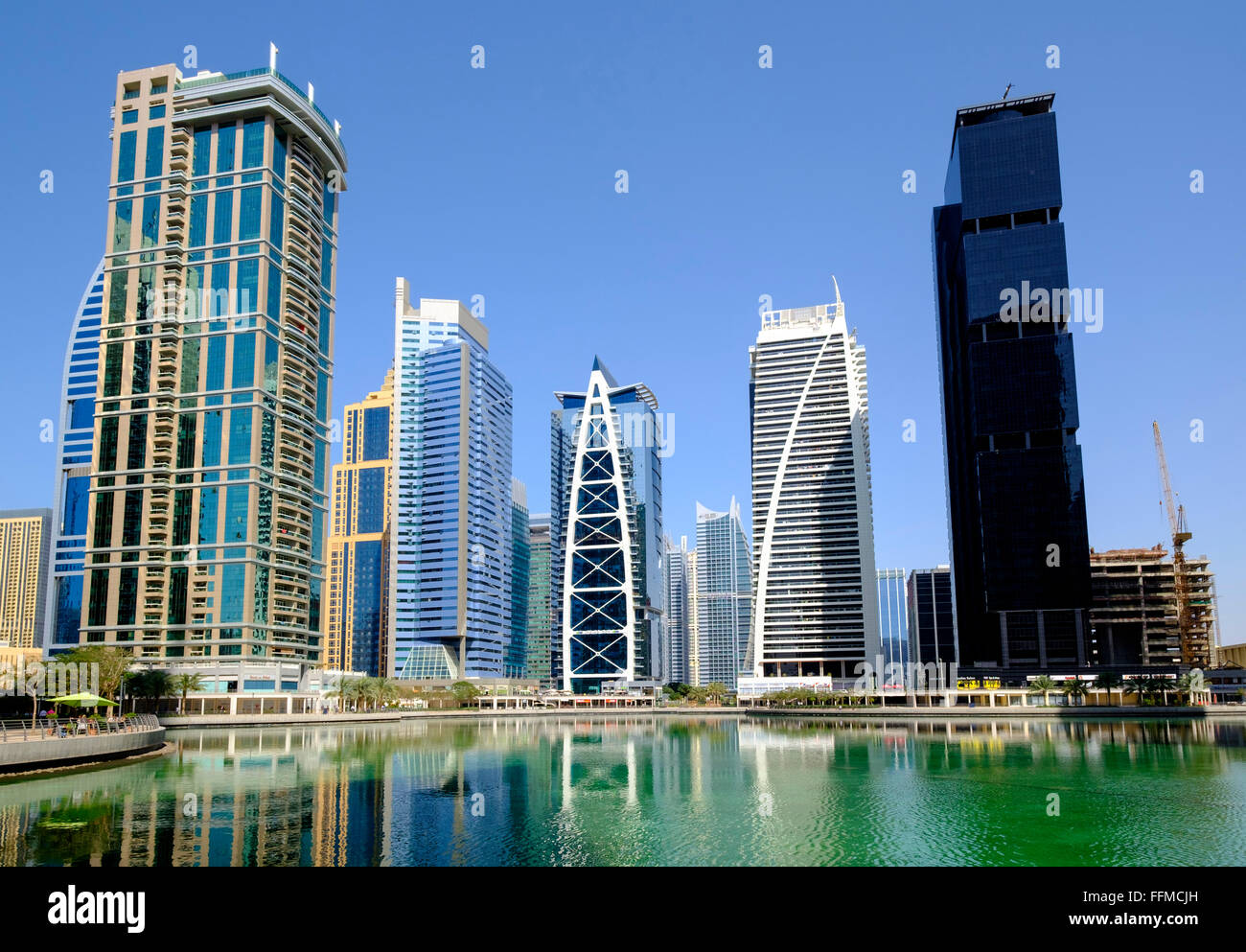 Tagsüber Skyline-Blick auf moderne Büro-Hochhaus und Mehrfamilienhäuser in JLT, Jumeirah Lakes Towers Dubai Vereinigte Arabische Emirate Stockfoto
