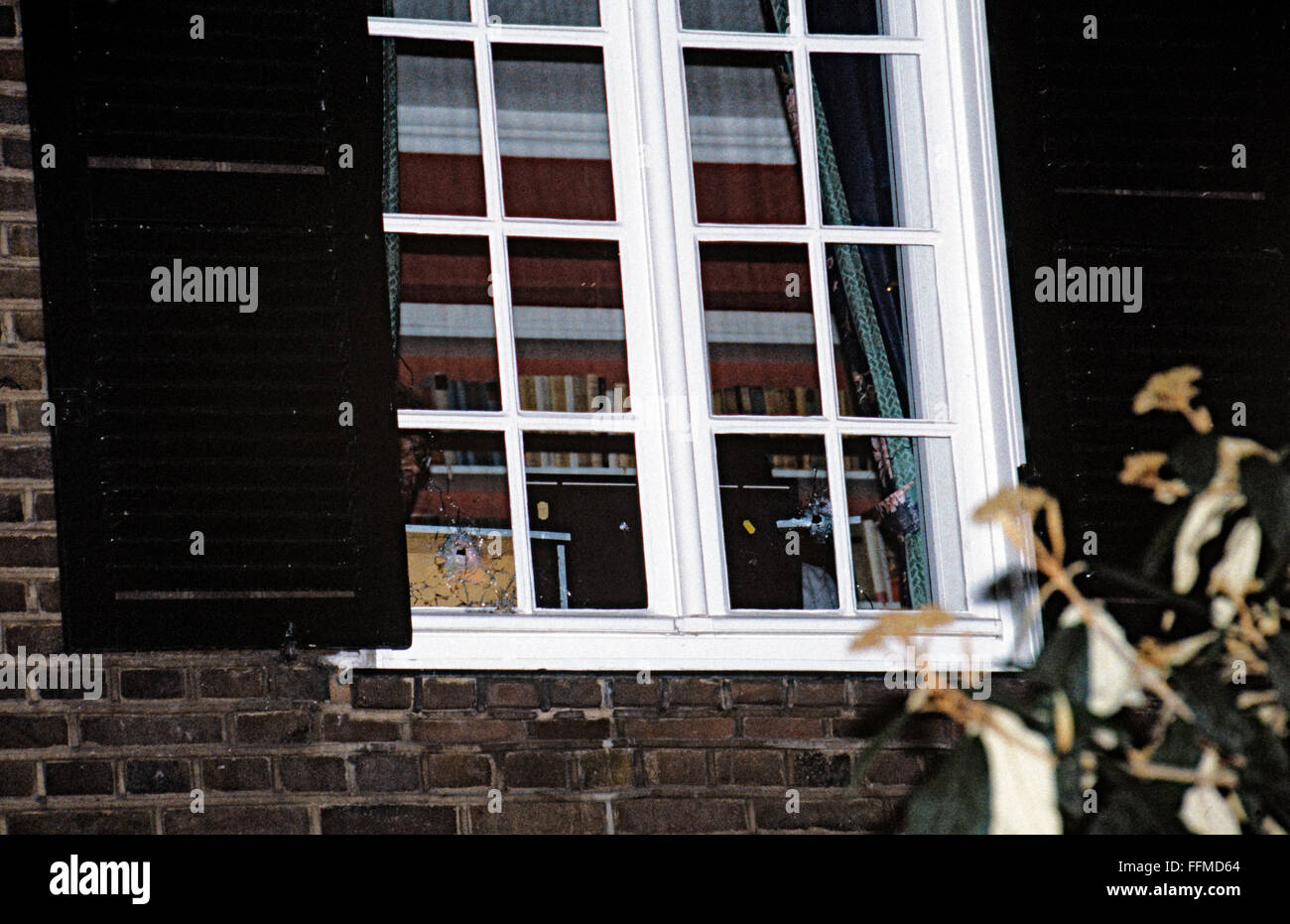 Rohwedder, Detlev Karsten, 16.10.1932 - 1.4.1991, deutscher Manager und Politiker (SPD), Fenster seines Hauses mit Einschusslöchern des Attentats, Düsseldorf, 3.4.1991, Stockfoto