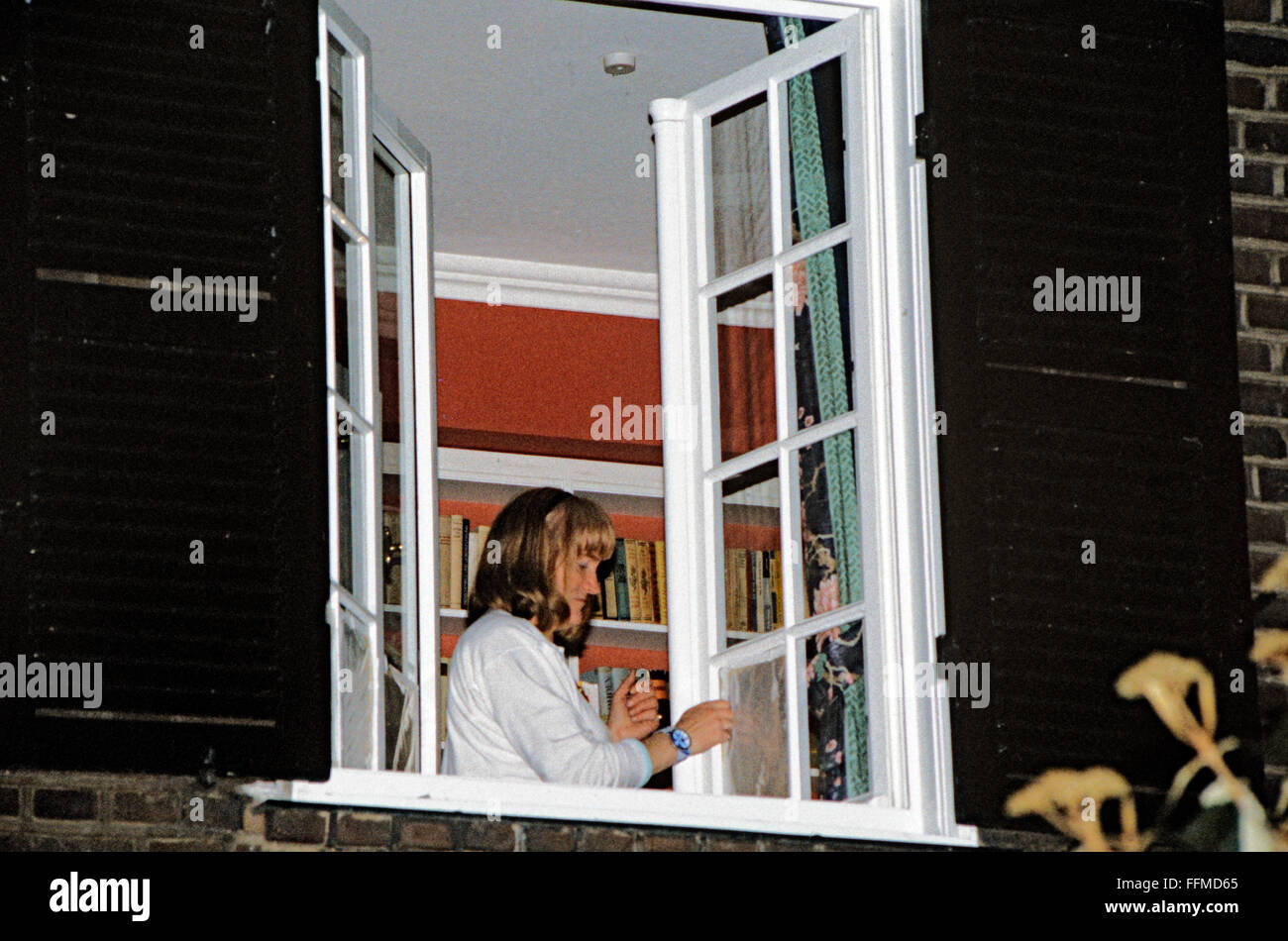 Rohwedder, Detlev Karsten, 16.10.1932 - 1.4.1991, deutscher Manager und Politiker (SPD), Fenster seines Hauses mit Einschusslöchern des Attentats, Mitglied der sonderkommission der Polizei, Düsseldorf, 3.4.1991, Stockfoto