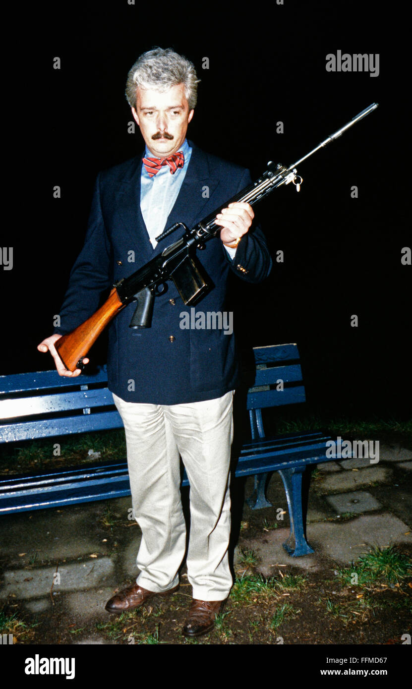Rohwedder, Detlev Karsten, 16.10.1932 - 1.4.1991, deutscher Manager und Politiker (SPD), der Sprecher des Bundeskriminalamts, mit einem Gewehr G1, dem Waffentyp für das Attentat, Düsseldorf, 3.4.1991, Stockfoto