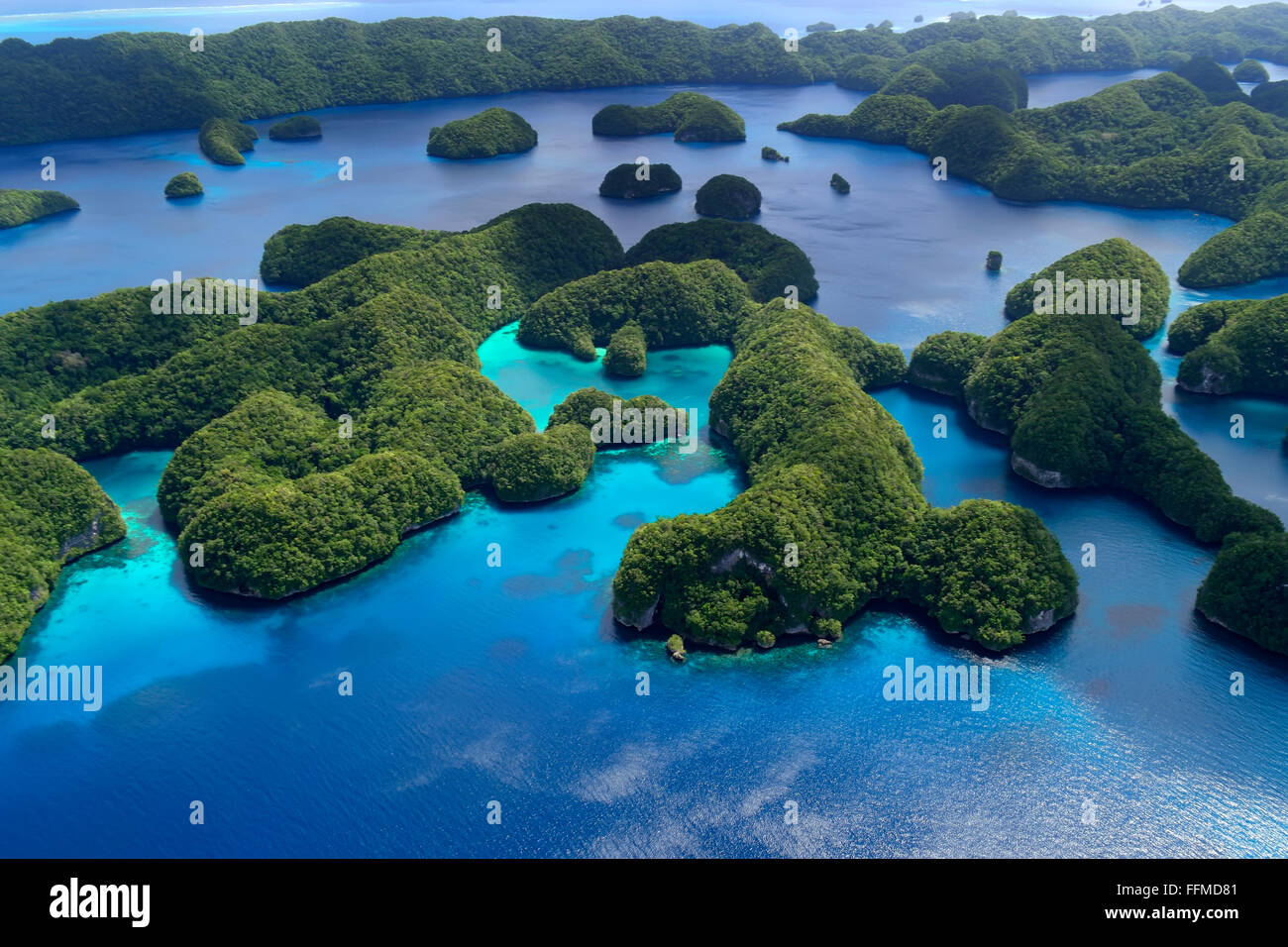 Luftaufnahme von Palau, Mikronesien, Ozeanien, Pazifik vom Himmel. Flugzeug, das über das Meer und Atolls fliegt. Reisen und Natur vom Flugzeug aus gesehen Stockfoto