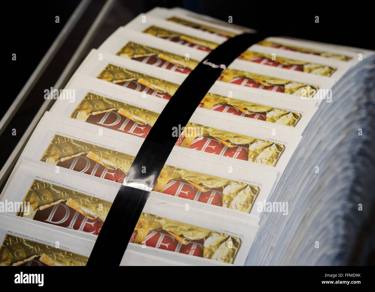 Ahrensburg, Deutschland. 12. Februar 2016. Jubiläums-Edition von der Wochenzeitung "Die Zeit" in der Druckerei des Axel-Springer-Verlags in Ahrensburg, Deutschland, 12. Februar 2016 gedruckt wird. vor 70 Jahren, erschien die erste Ausgabe von "Die Zeit". Foto: Daniel Bockwoldt/Dpa/Alamy Live News Stockfoto