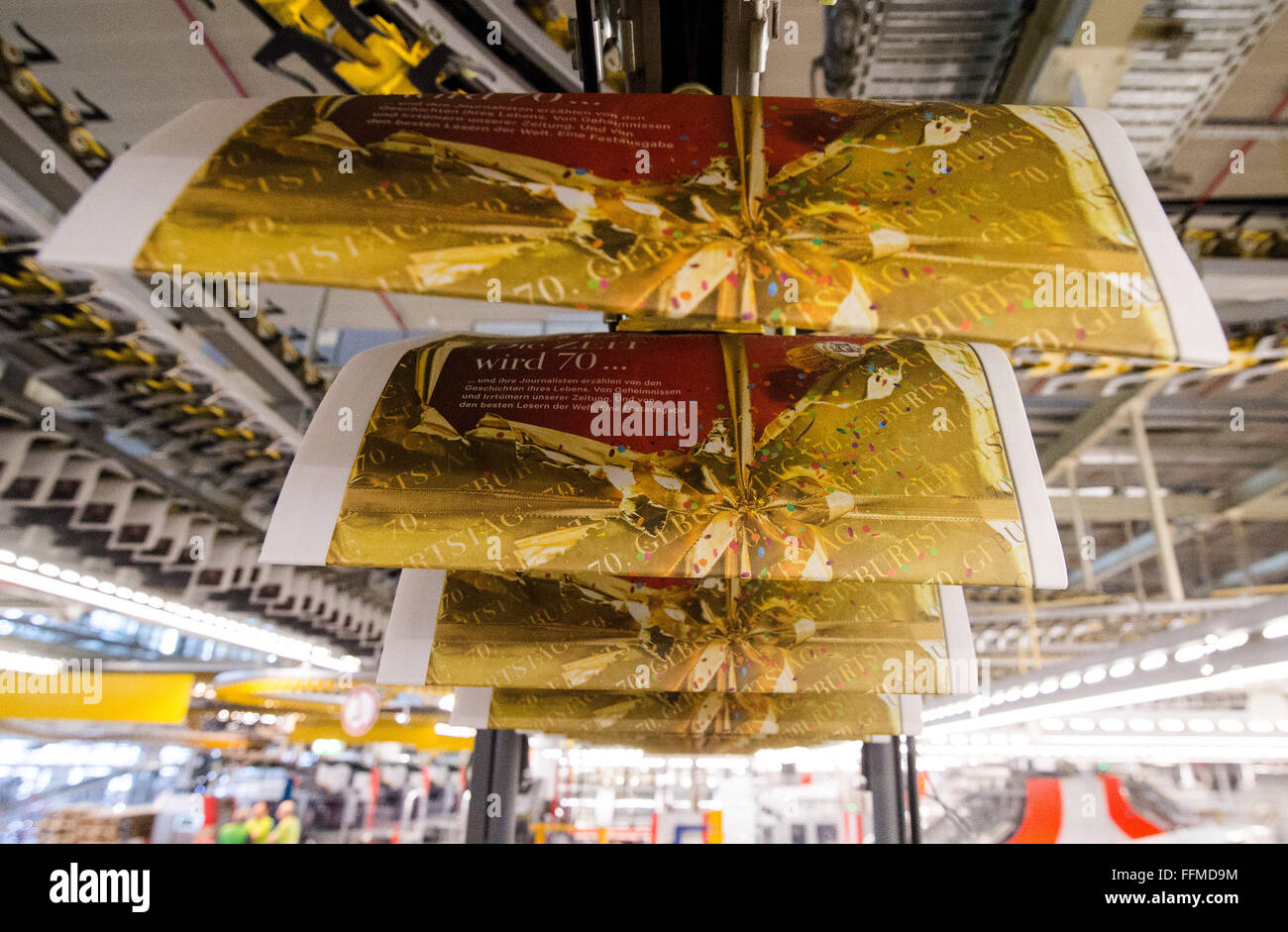 Ahrensburg, Deutschland. 12. Februar 2016. Jubiläums-Edition von der Wochenzeitung "Die Zeit" in der Druckerei des Axel-Springer-Verlags in Ahrensburg, Deutschland, 12. Februar 2016 gedruckt wird. vor 70 Jahren, erschien die erste Ausgabe von "Die Zeit". Foto: Daniel Bockwoldt/Dpa/Alamy Live News Stockfoto