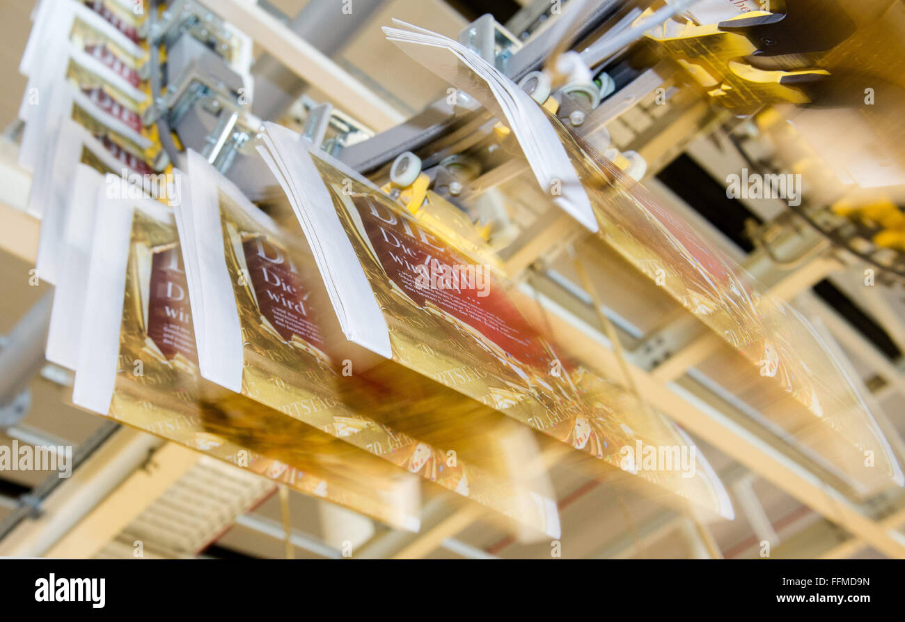 Ahrensburg, Deutschland. 12. Februar 2016. Jubiläums-Edition von der Wochenzeitung "Die Zeit" in der Druckerei des Axel-Springer-Verlags in Ahrensburg, Deutschland, 12. Februar 2016 gedruckt wird. vor 70 Jahren, erschien die erste Ausgabe von "Die Zeit". Foto: Daniel Bockwoldt/Dpa/Alamy Live News Stockfoto