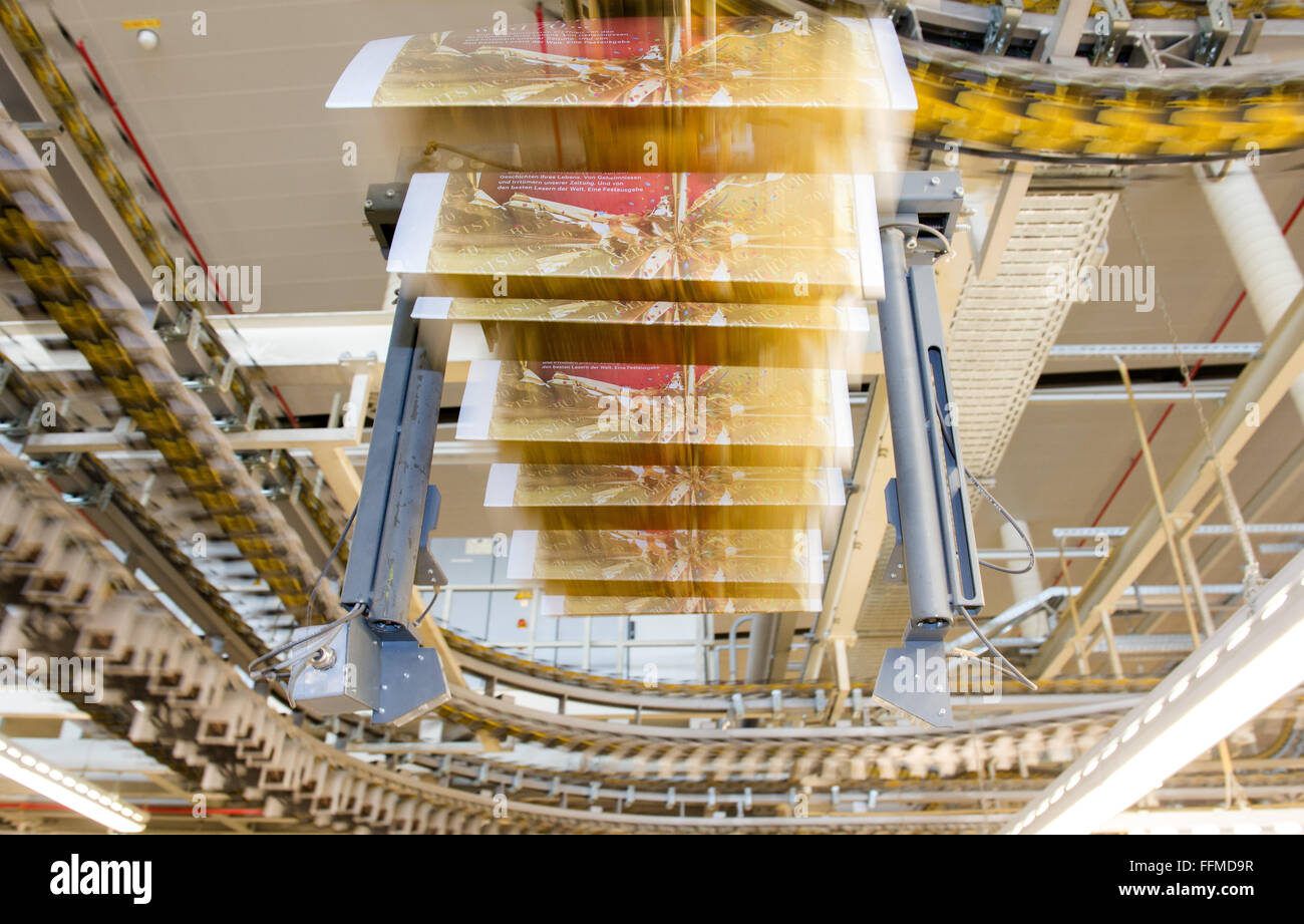 Ahrensburg, Deutschland. 12. Februar 2016. Jubiläums-Edition von der Wochenzeitung "Die Zeit" in der Druckerei des Axel-Springer-Verlags in Ahrensburg, Deutschland, 12. Februar 2016 gedruckt wird. vor 70 Jahren, erschien die erste Ausgabe von "Die Zeit". Foto: Daniel Bockwoldt/Dpa/Alamy Live News Stockfoto