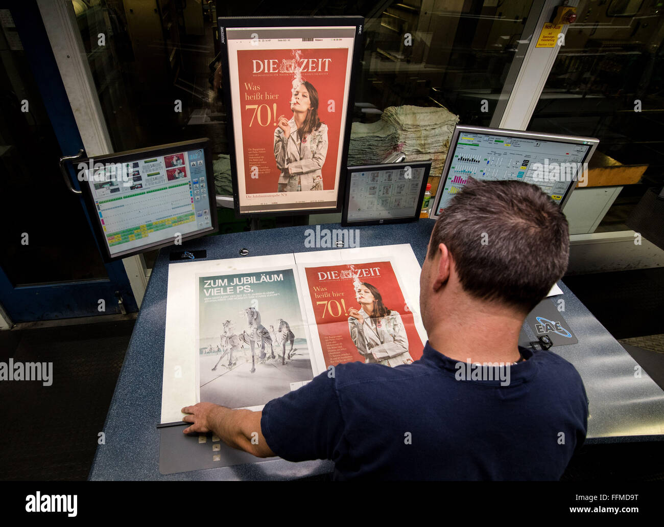 Ahrensburg, Deutschland. 12. Februar 2016. Überprüfung der Jubiläumsausgabe von der Wochenzeitung "Die Zeit" in der Druckerei des Axel Springer Verlages in Ahrensburg, Deutschland, 12. Februar 2016 Assistent. vor 70 Jahren, erschien die erste Ausgabe von "Die Zeit". Foto: Daniel Bockwoldt/Dpa/Alamy Live News Stockfoto