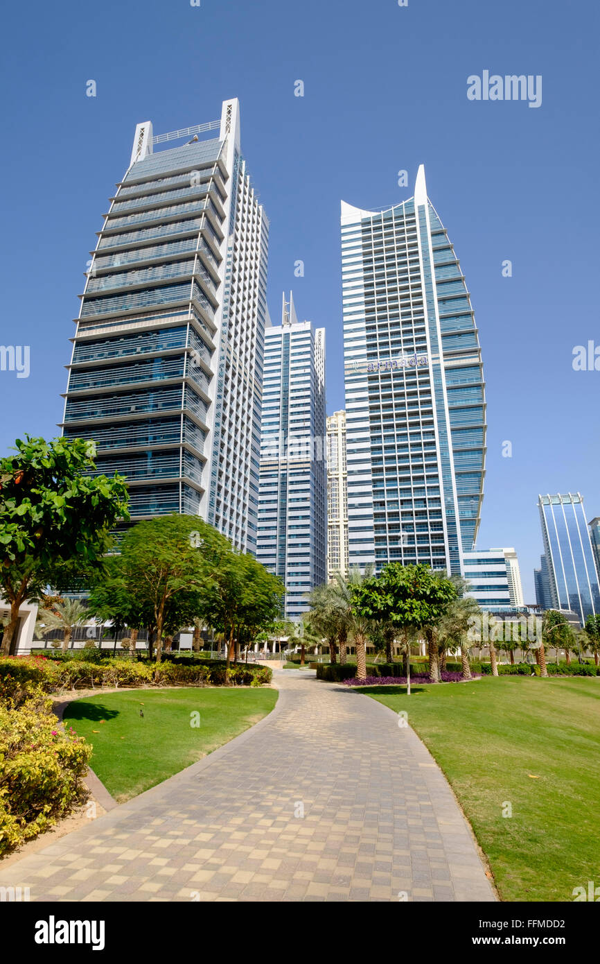 Tagsüber Skyline-Blick auf moderne Büro-Hochhaus und Mehrfamilienhäuser in JLT, Jumeirah Lakes Towers Dubai Vereinigte Arabische Emirate Stockfoto