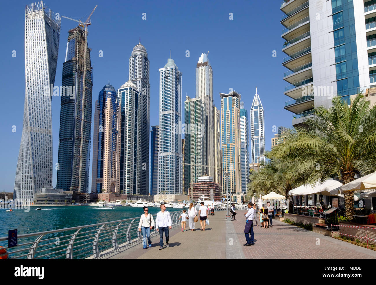 Skyline von Wolkenkratzern und Uferpromenade im Marina District von Dubai Vereinigte Arabische Emirate Stockfoto