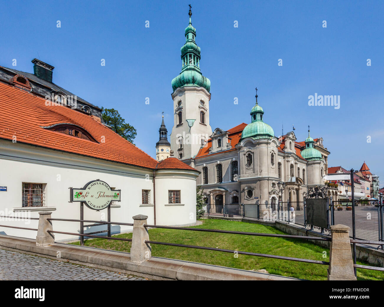 Polen, Woiwodschaft Schlesien, Pszczyna (Pless), Blick auf die Neo-barocken evangelischen Kirche, an das Torhaus von Schloss Pless Stockfoto