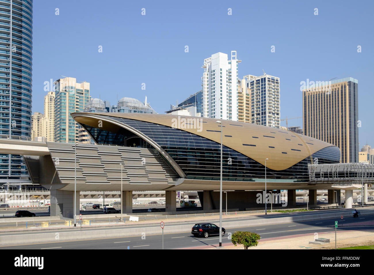 Moderne Hochbahn-Station für Dubai Metro System in Vereinigte Arabische Emirate Stockfoto
