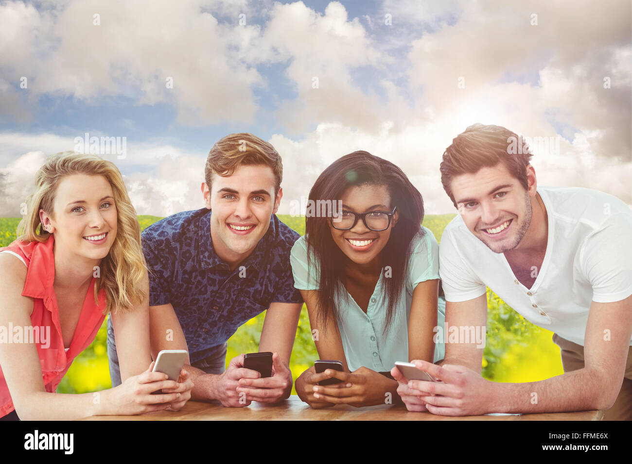 Zusammengesetztes Bild des Kreativteams alle Verwendung von smartphones Stockfoto