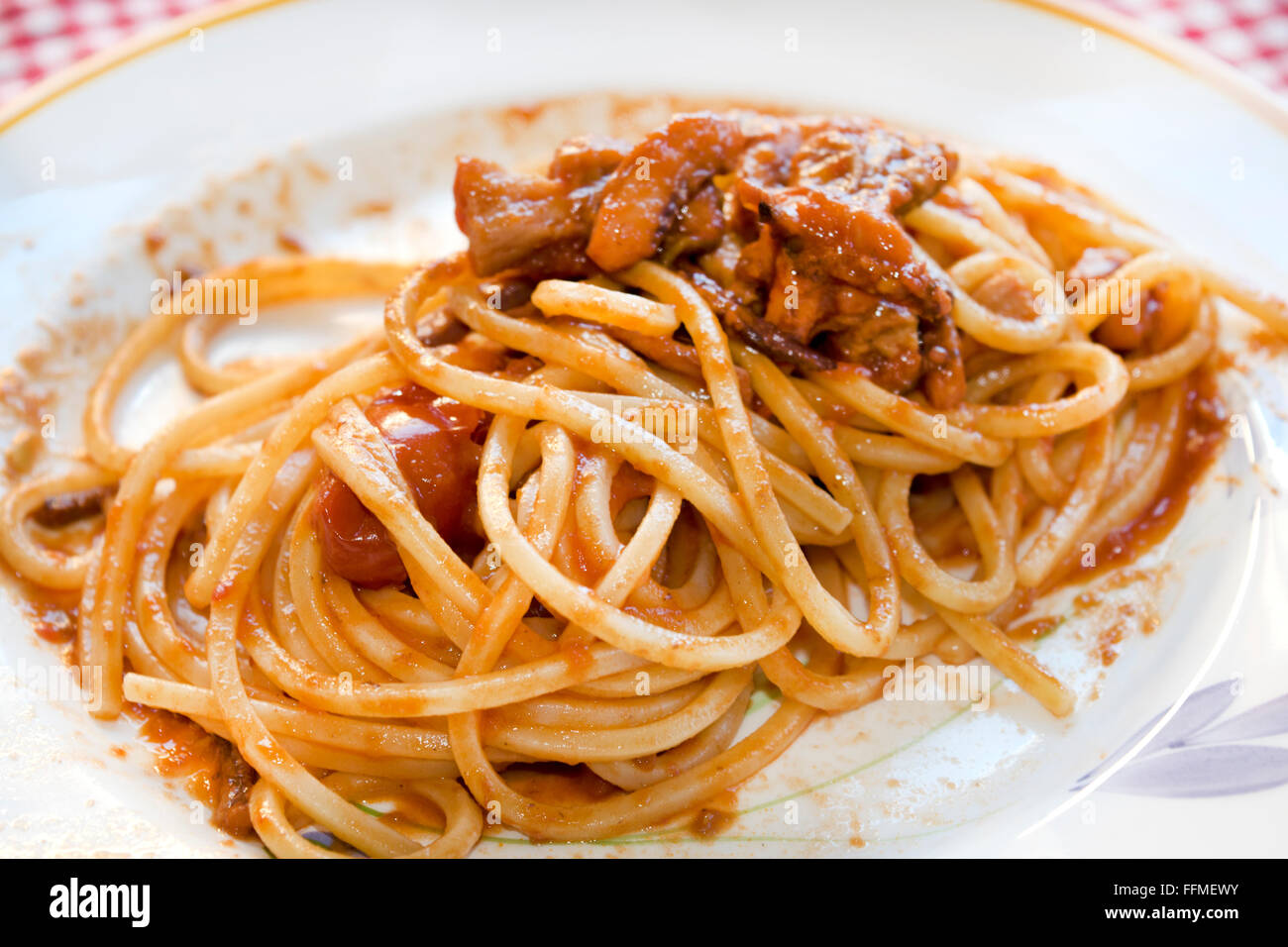 Spaghetti Alla Chitarra mit Tintenfisch-sauce Stockfoto