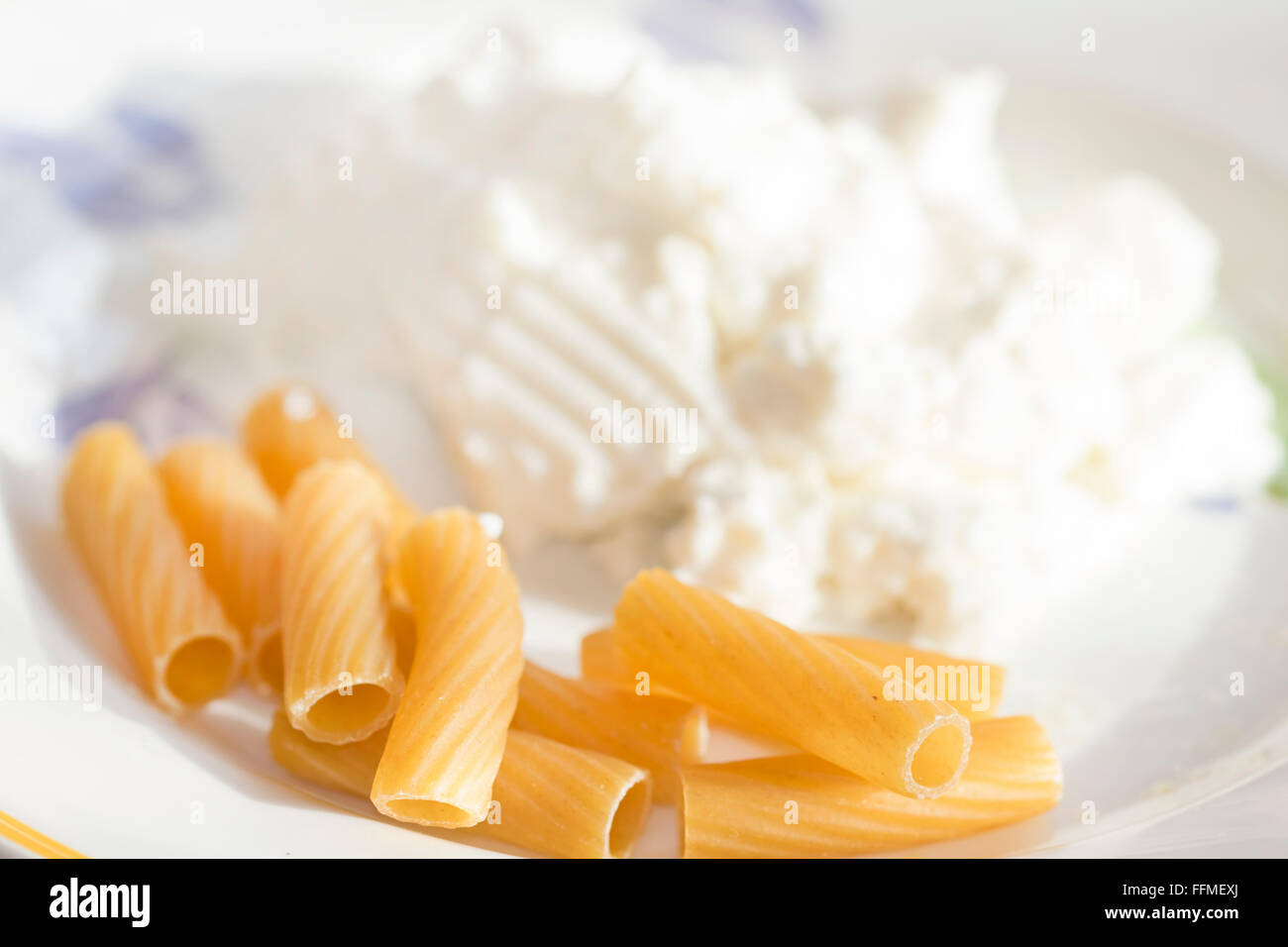 Vollkorn Rigatoni Nudeln und frischem Ricotta-Käse Stockfoto
