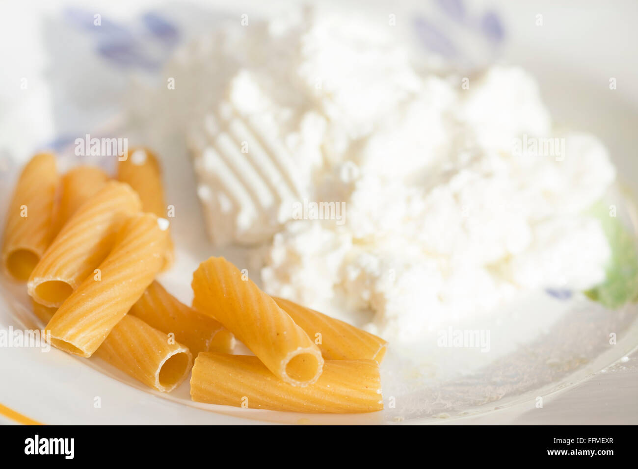 ganze Rigatoni Nudeln und frischem Ricotta-Käse Stockfoto