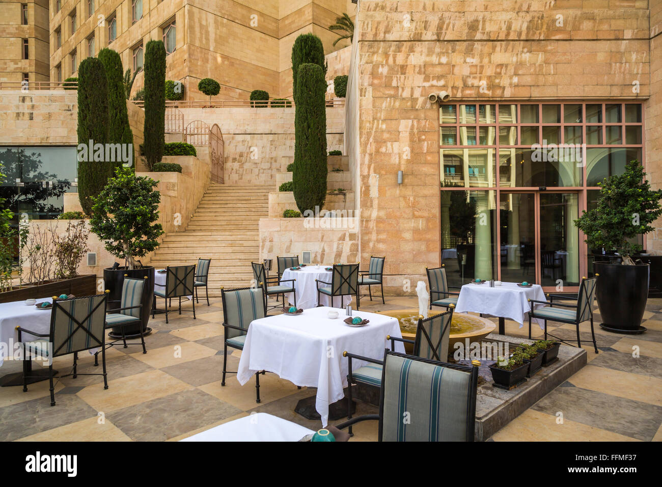 Inneneinrichtung eines Outdoor-Restaurants im Grand Hyatt Hotel in Amman, Haschemitischen Königreich Jordanien, Naher Osten. Stockfoto