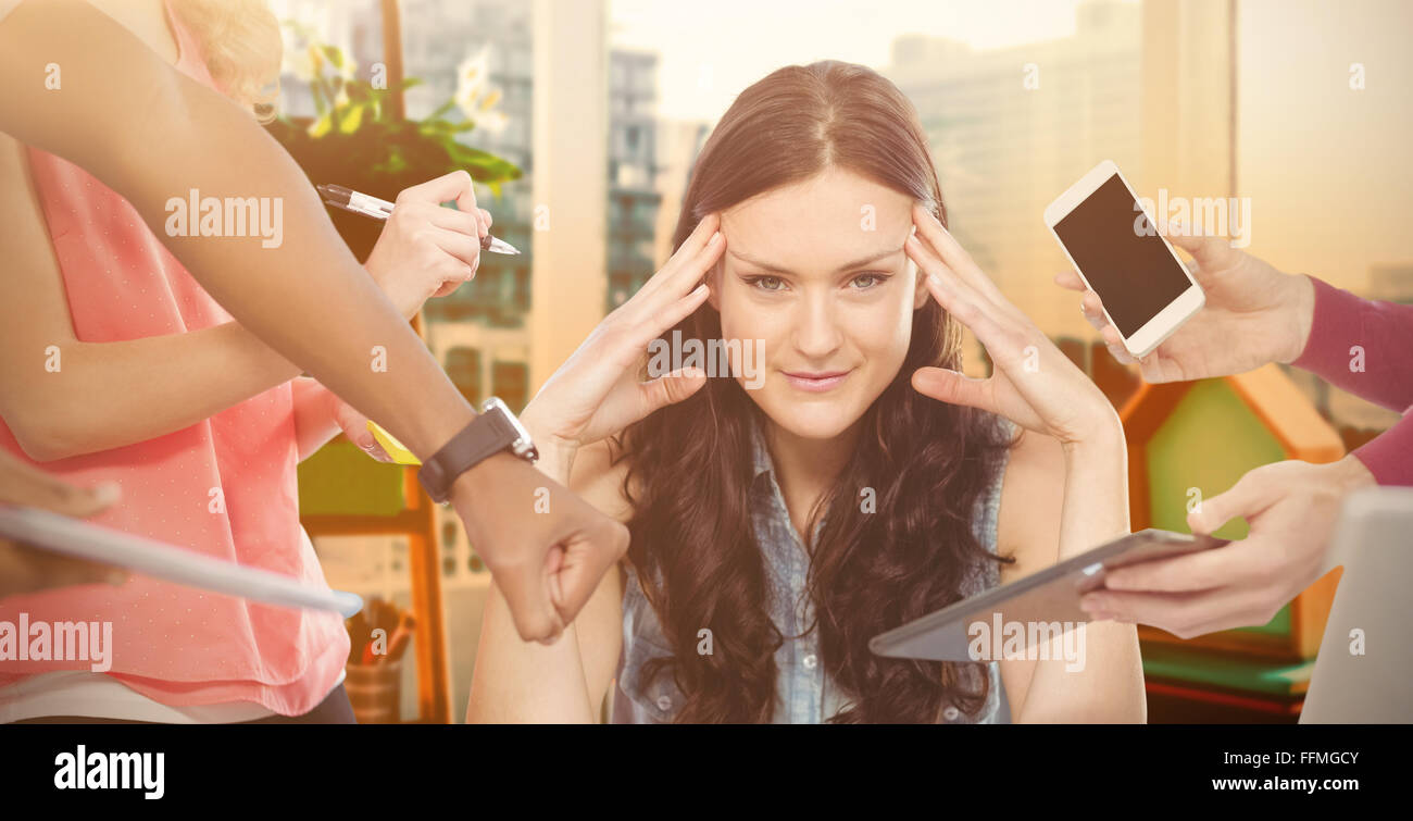 Zusammengesetztes Bild der Frau mit Kopf in Händen Stockfoto