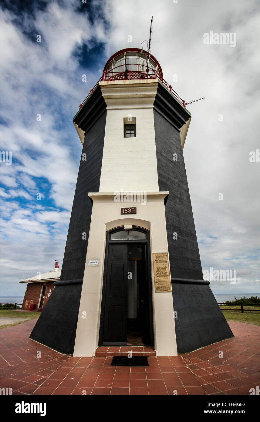 Schwarz / weiß Leuchtturm mit Wolken und Himmel. Stockfoto