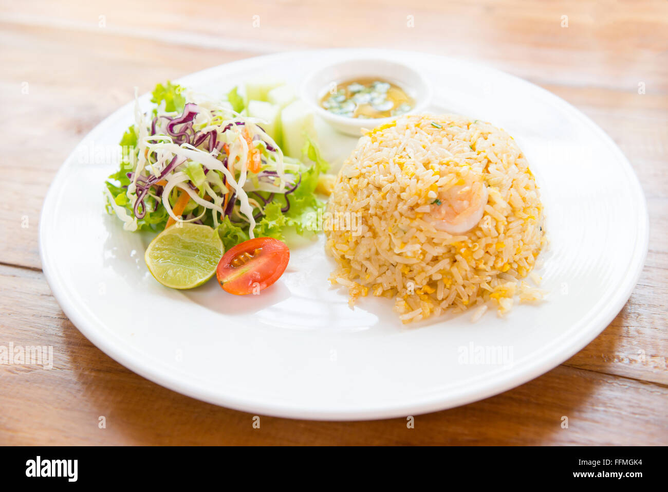 Gebratener Reis mit Garnelen und Salat auf Teller Stockfoto