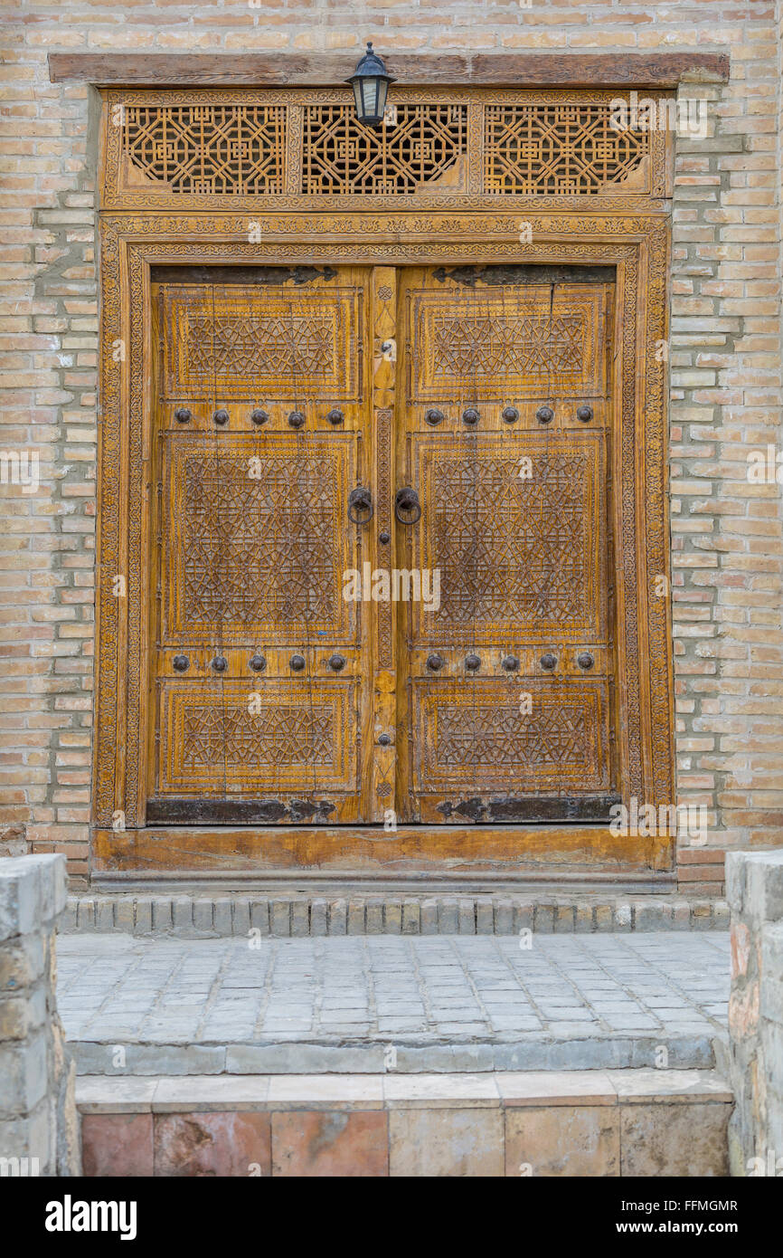 Alte Holz geschnitzte Tür im zentralen Buchara Stockfoto