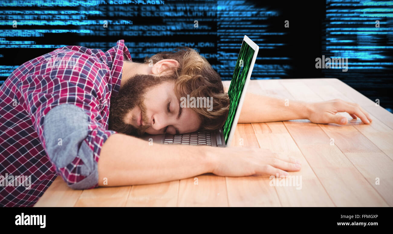 Zusammengesetztes Bild Hipster Nickerchen mit Kopf auf laptop Stockfoto