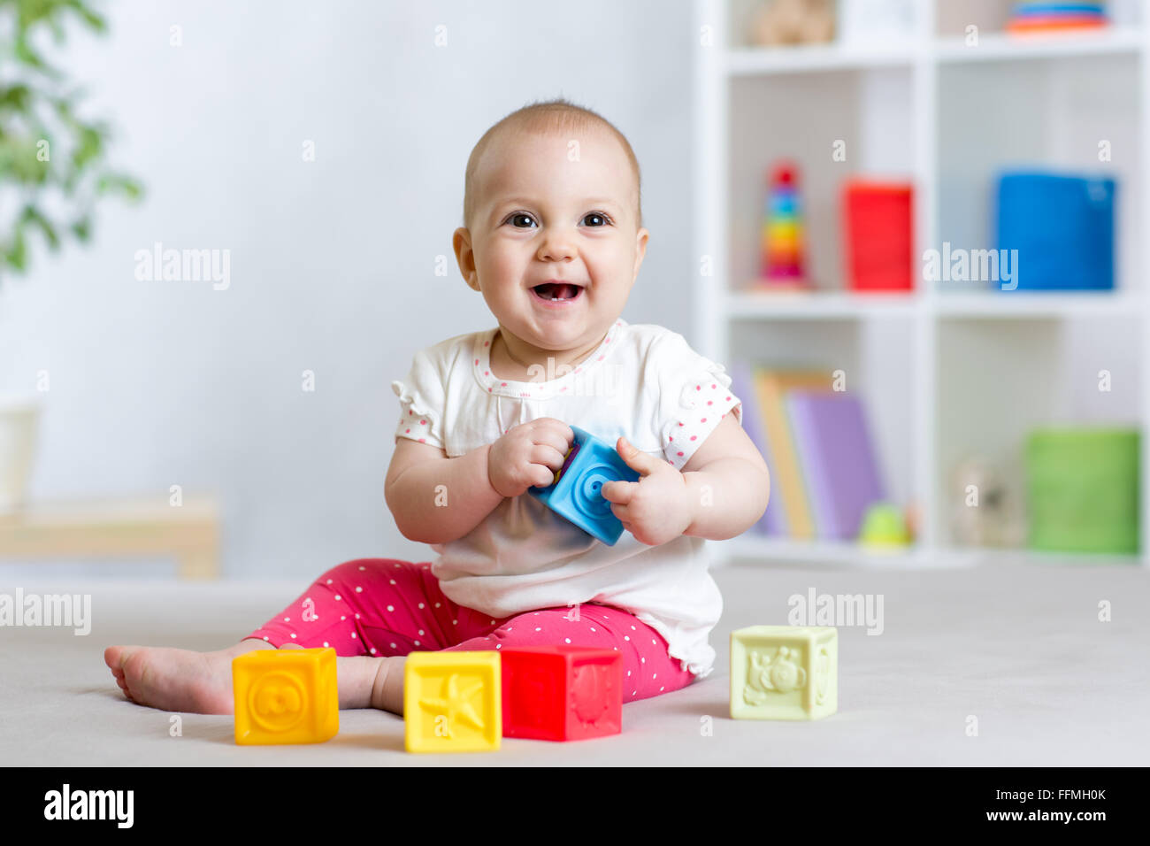 Baby Kleinkind spielen Farbe Spielzeug zu Hause oder Kinderzimmer Stockfoto