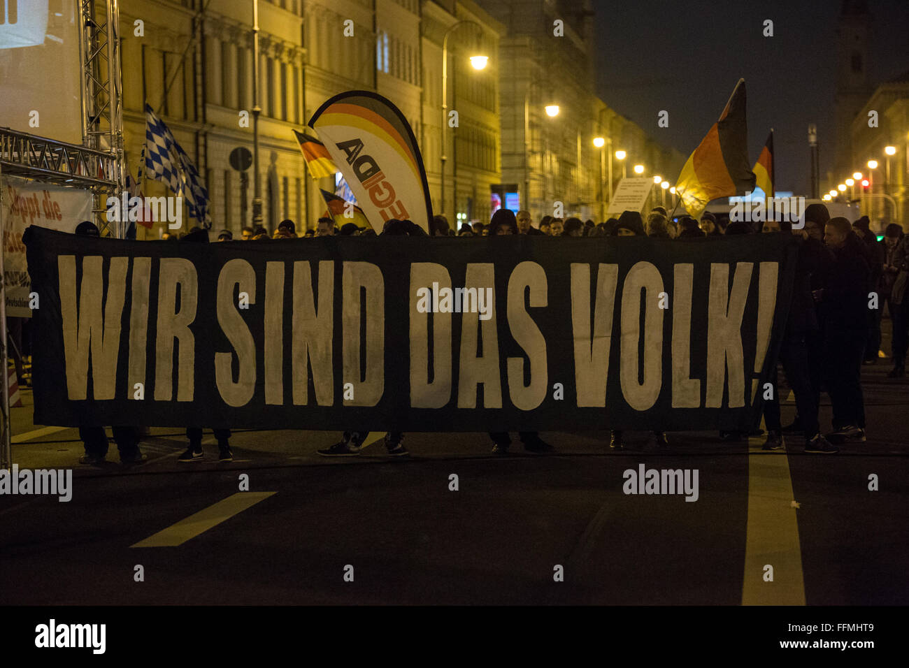 München, Deutschland. 15. Februar 2016. Neonazi-Banner auf der Kundgebung auf dem Odeonsplatz. Bildnachweis: Florian Bengel/Alamy Live-Nachrichten. Stockfoto