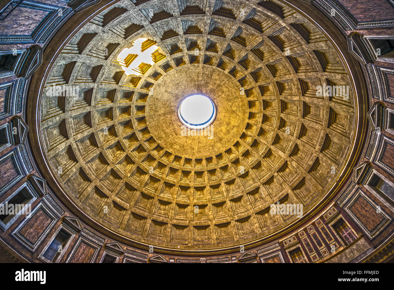 Rom, Italien - 3. November 2015: Pantheon in Rom, Italien. Pantheon wurde als einen Tempel für alle Götter des antiken Roms und neu gebaut. Stockfoto