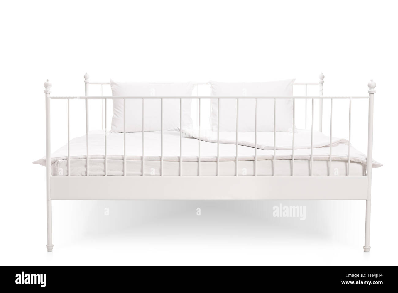 Frontale Ansicht Studioaufnahme von einem modernen weißen Bett isoliert auf weißem Hintergrund Stockfoto