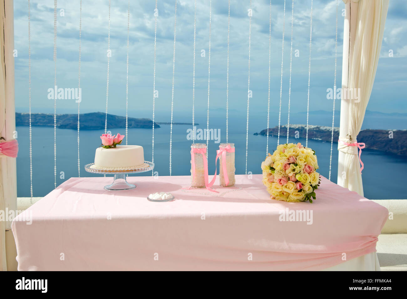 Rosa Dekorationen für Hochzeit am Strand Stockfoto