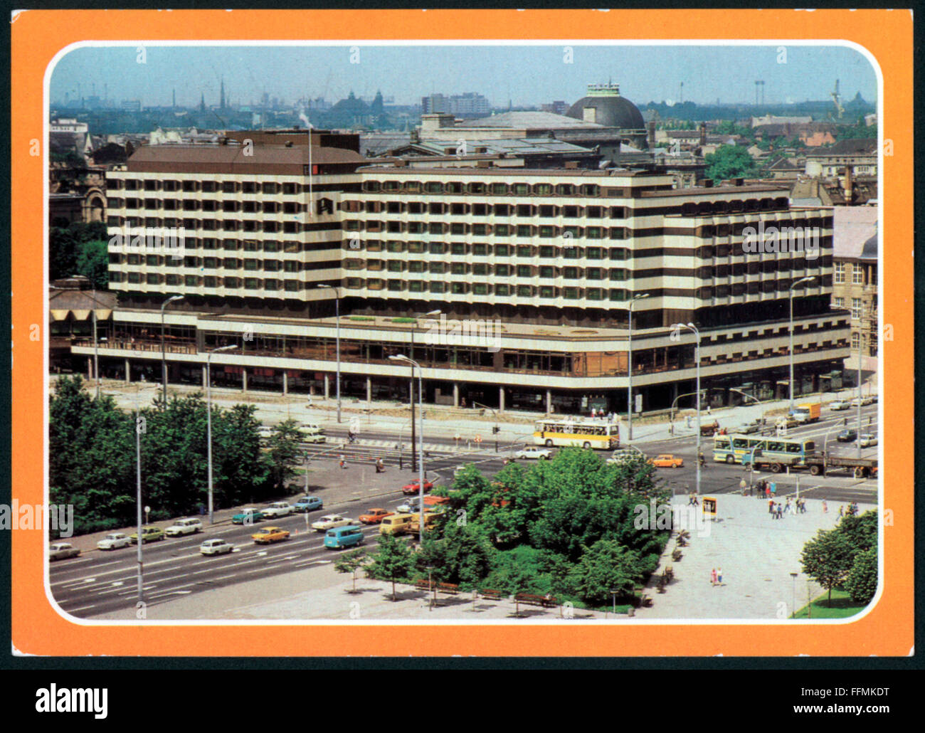 Geographie / Reisen, Deutschland, Berlin, Gastronomie, Palast Hotel, erbaut von Ferenc Kiss und Erhardt Gisske, 1976, Außenansicht, Ansichtskarte, 1984, 20. Jahrhundert, 1980er, 80er, Ostdeutschland, DDR, DDR, DDR Design, Hotel, Hotels, Mitteldeutschland, Deutschland, Mitteleuropa, Europa, Architektur, Gebäude, Gebäude, Ansichtskarte, Ansichtskarte, historisch, historisch, Menschen, Zusätzliche-Rechte-Clearences-Nicht Verfügbar Stockfoto