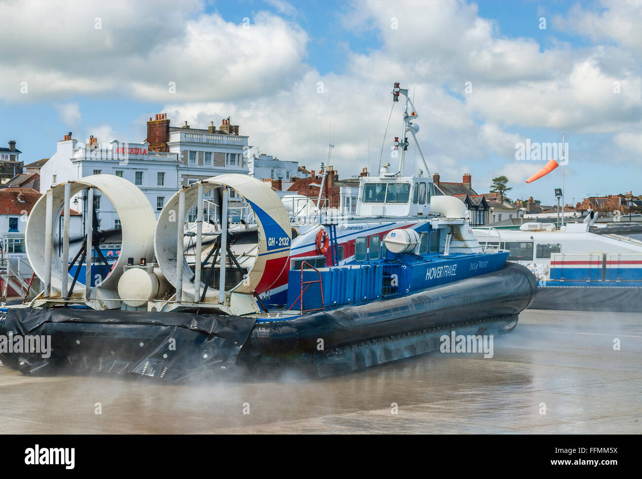 Hovertravel Hovercraft Fähre verlässt den Hafen von Ryde auf der Isle of Wight, England Stockfoto