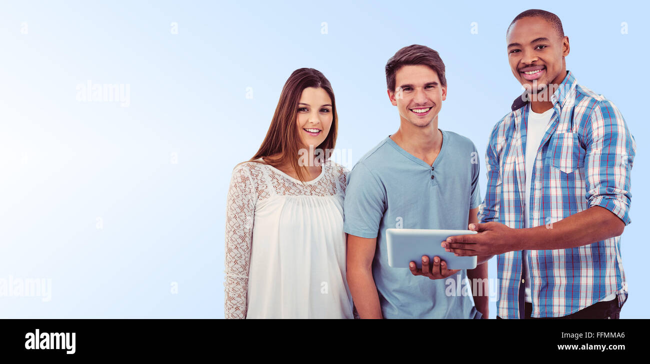 Zusammengesetztes Bild von jungen kreativen Team Blick auf tablet Stockfoto