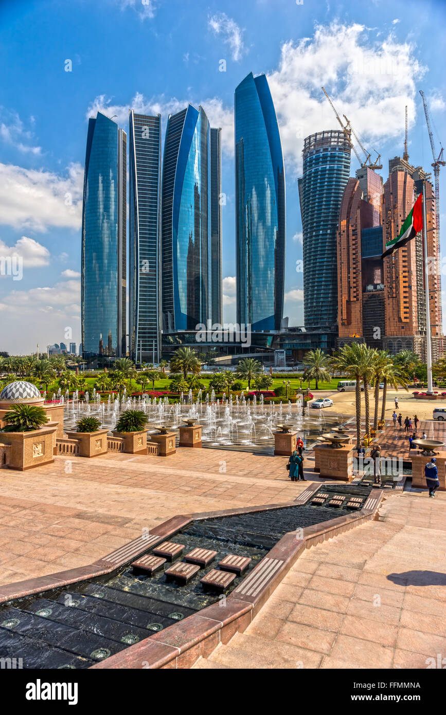 ABU DHABI, Vereinigte Arabische Emirate - 8. Februar 2014: Etihad Towers Gebäude in Abu Dhabi. Vereinigte Arabische Emirate. Fünf Türme Komplex mit 74 Stock Stockfoto