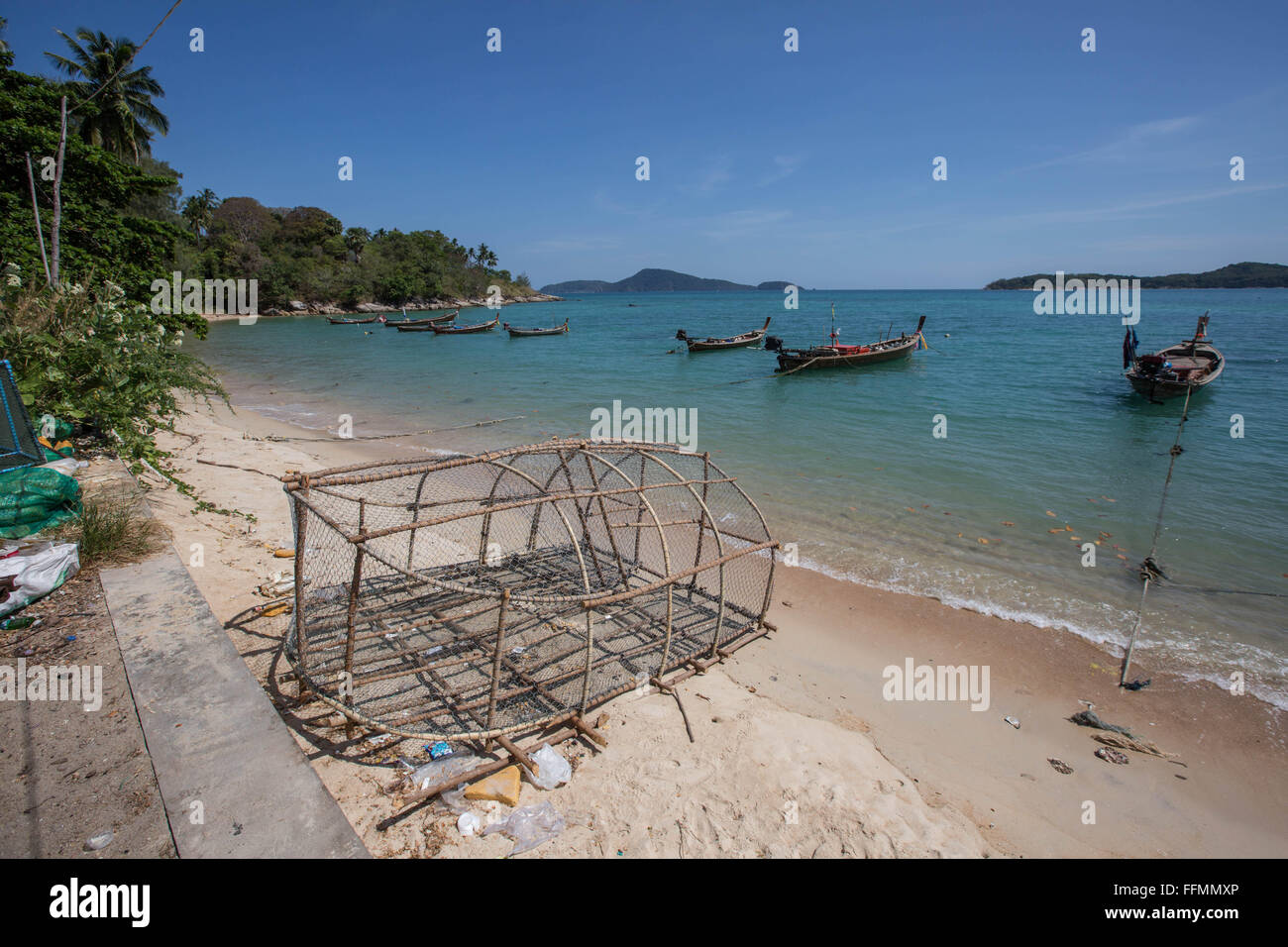 Phuket, Rawai Beach, Thailand. 14. Februar 2016. Seezigeuner Angelausrüstung entlang Rawai Beach als resident kämpfenden Räumung von einem Gutsbesitzer, der sie Übergriffe beschuldigt. Tätlichen Angriffs brach am Morgen des 27. Januar 2016 am Rawai Beach in Chao Lay Indianerdorf (Seezigeuner), mindestens 100 Männer wurden durch ein video-Aufnahmen gesehen, schlagen mit Holzstöcken, Stanzen und treten die Seezigeuner über eine 33 Rai (ca. 5 ha) erstrecken sich von Land, zumindest mehr als 30 Seezigeuner verletzt und einige Angeln Ausrüstungen wurden zerstört sowie Häuser. Das Land ist im Besitz von "Baro Stockfoto