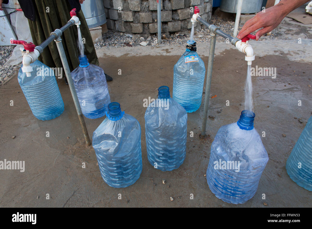 Flüchtlinge in einem Flüchtlingslager im Nordirak Wasserholen Stockfoto