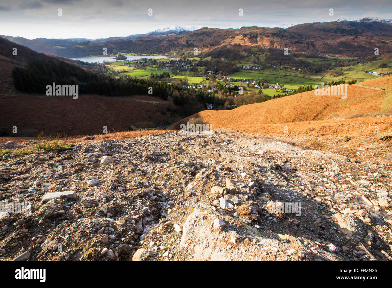 Sturm-Desmond verwüsteten ganz Cumbria mit Überschwemmungen und Zerstörung. Super gesättigten Boden vielerorts Erdrutsch Narben auf vielen der Fellsides versäumt, dieses ist auf Stein Arthur über Grasmere, Lake District, Großbritannien. Stockfoto