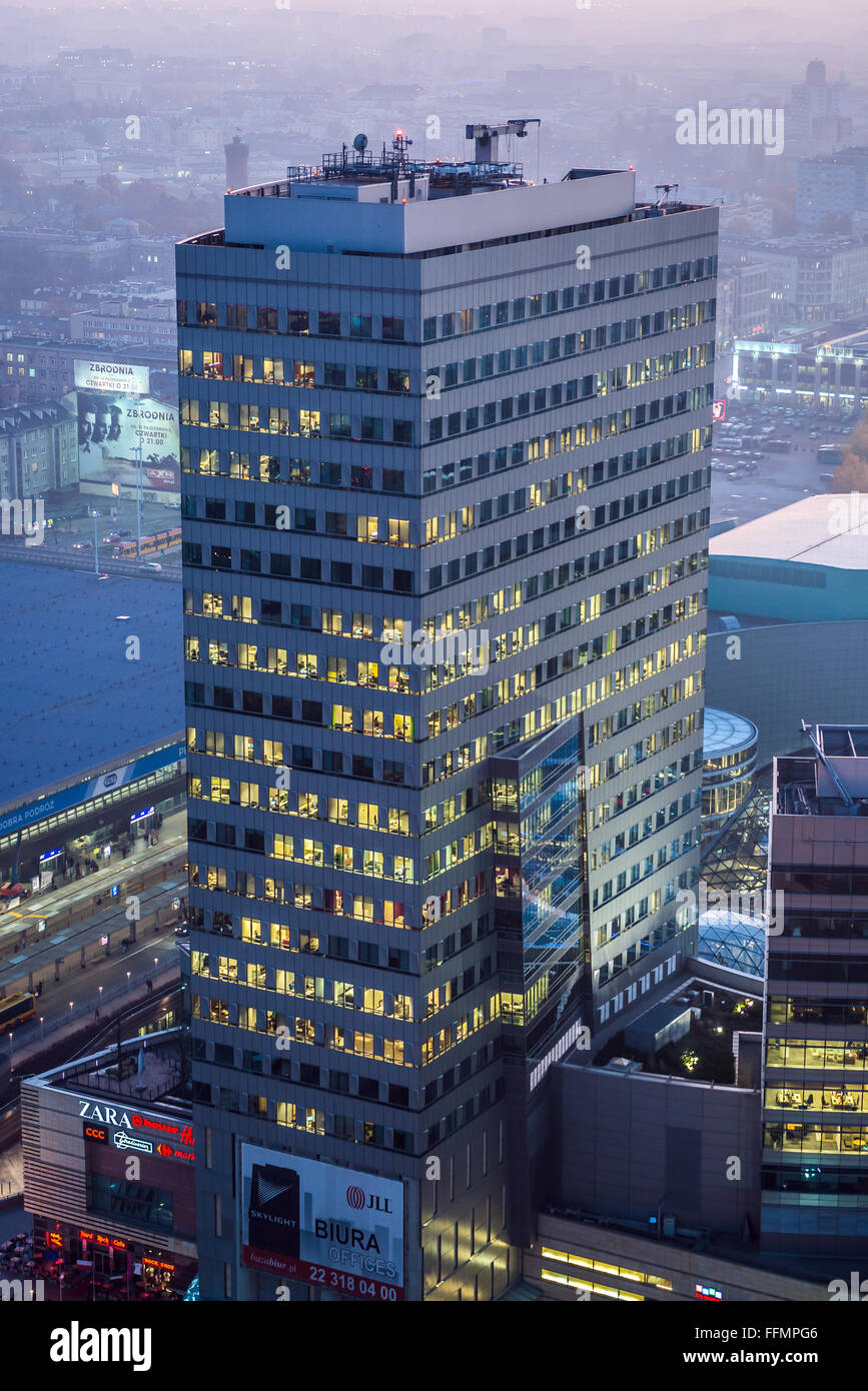 Wiew vom Palast der Kultur und Wissenschaft auf Goldene Terrassen Bürokomplex und Einkaufszentrum in Warschau, Polen Stockfoto