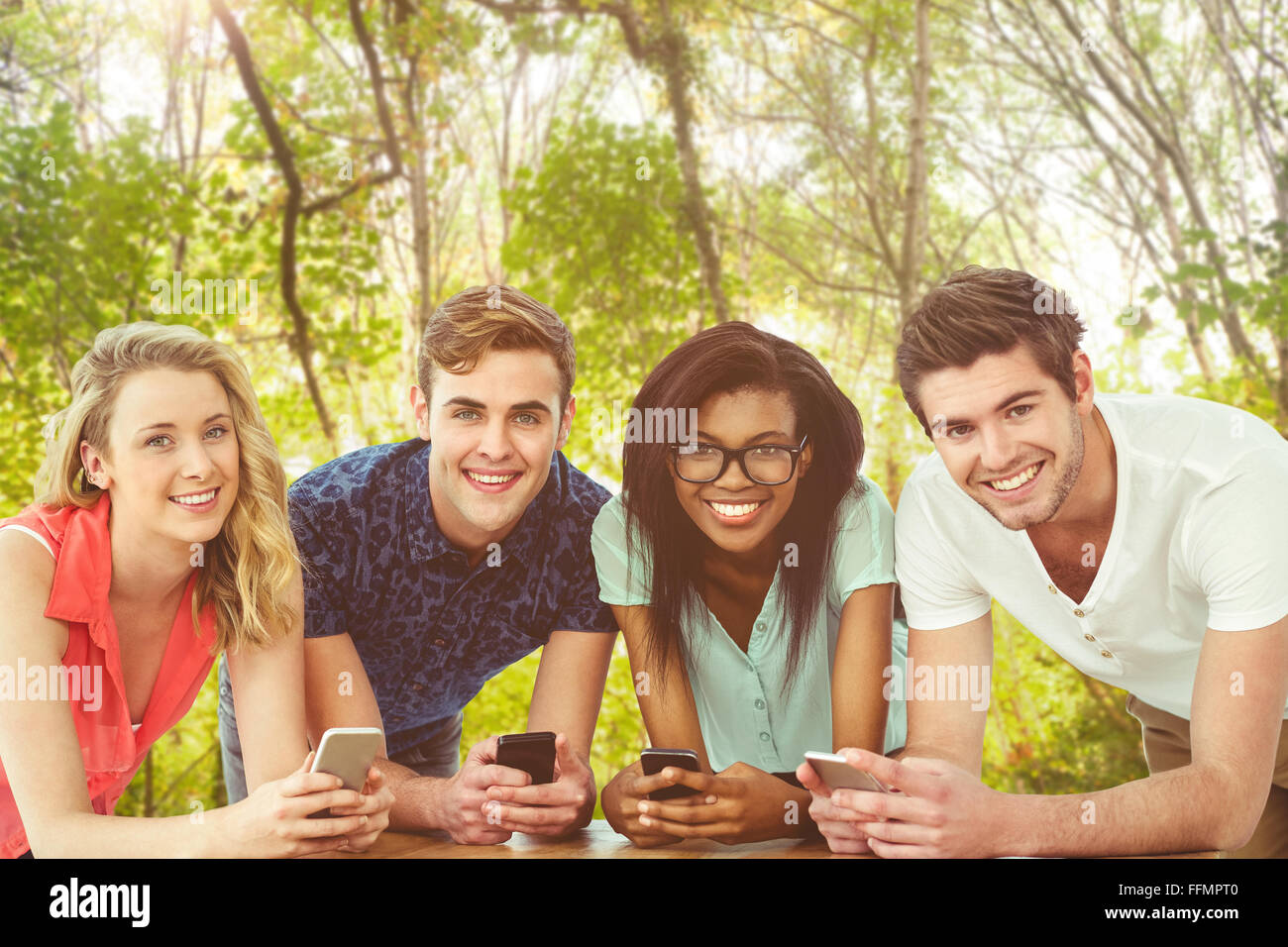 Zusammengesetztes Bild des Kreativteams alle Verwendung von smartphones Stockfoto
