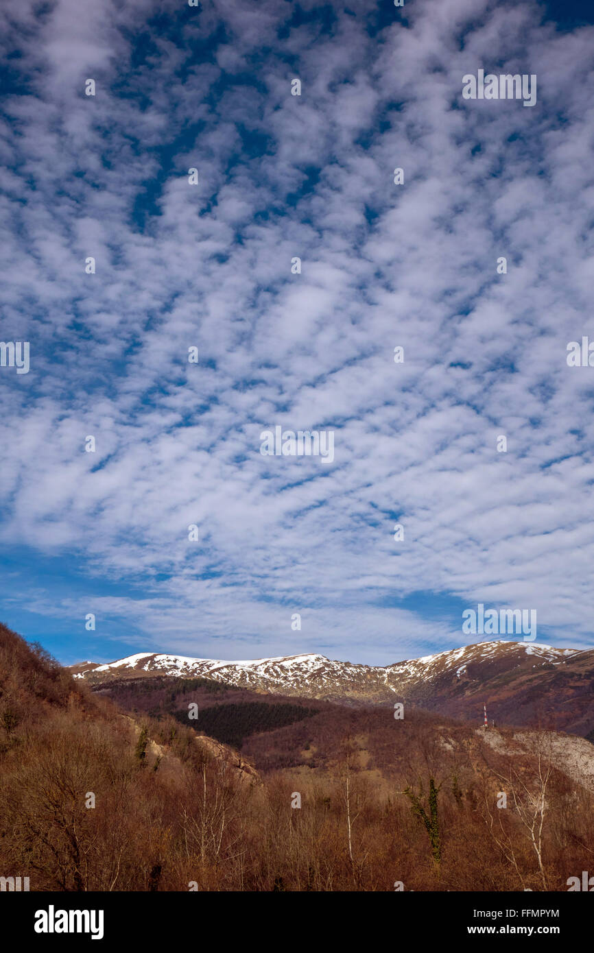 Mackeral Himmel Wolken über französischen Pyrenäen, gutes Wetter Stockfoto