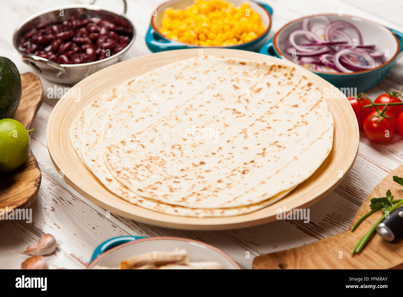 Tortilla mit einer Mischung von Zutaten Stockfoto