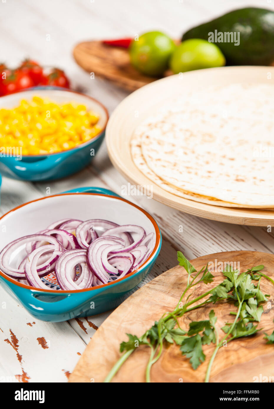 Tortilla mit einer Mischung von Zutaten Stockfoto