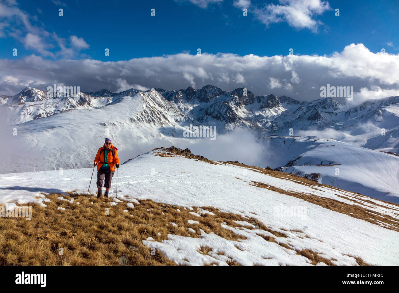 Weibliche Wanderer Wanderer in den Pyrenäen in Wolken Stockfoto