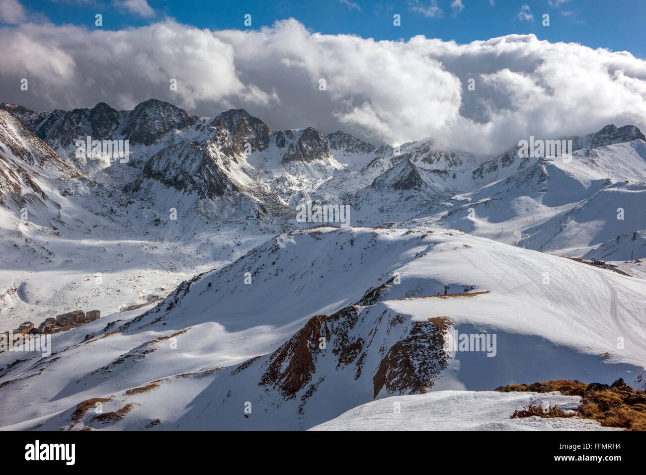 Wolken und verschneite Berge, Pas De La Casa, Andorra Stockfoto