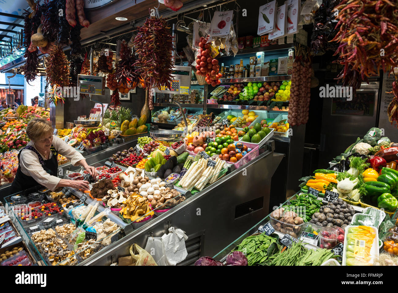 greengrocery Stand auf der Mercat de Sant Josep De La Boqueria - berühmten öffentlichen Markt Ciutat Vella Bezirk, Barcelona, Spanien Stockfoto