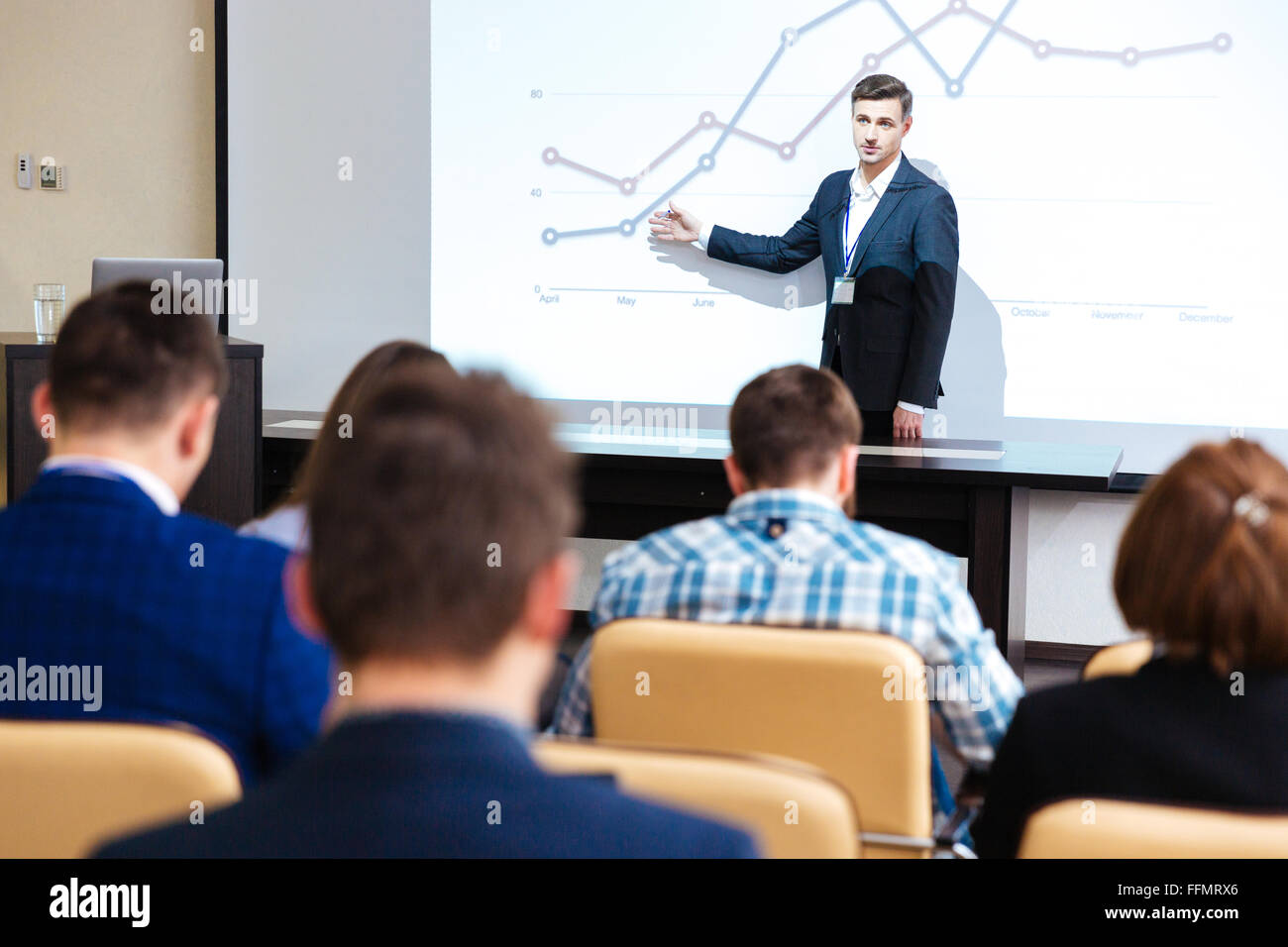 Inelligent Lautsprecher stehen und an der Business-Konferenz im Sitzungssaal Stockfoto