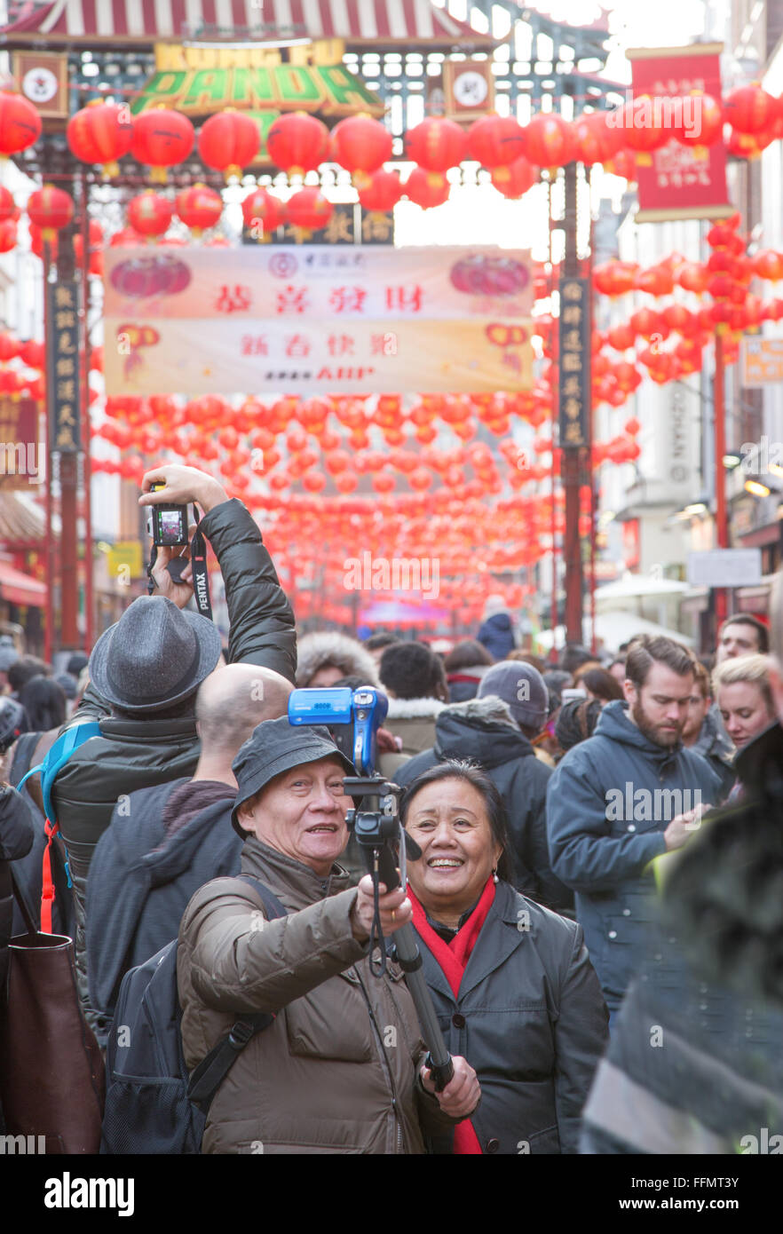 Chinesisches Ehepaar nehmen Selfie am chinesischen Neujahrsfest in Gerrard St London W1 Stockfoto