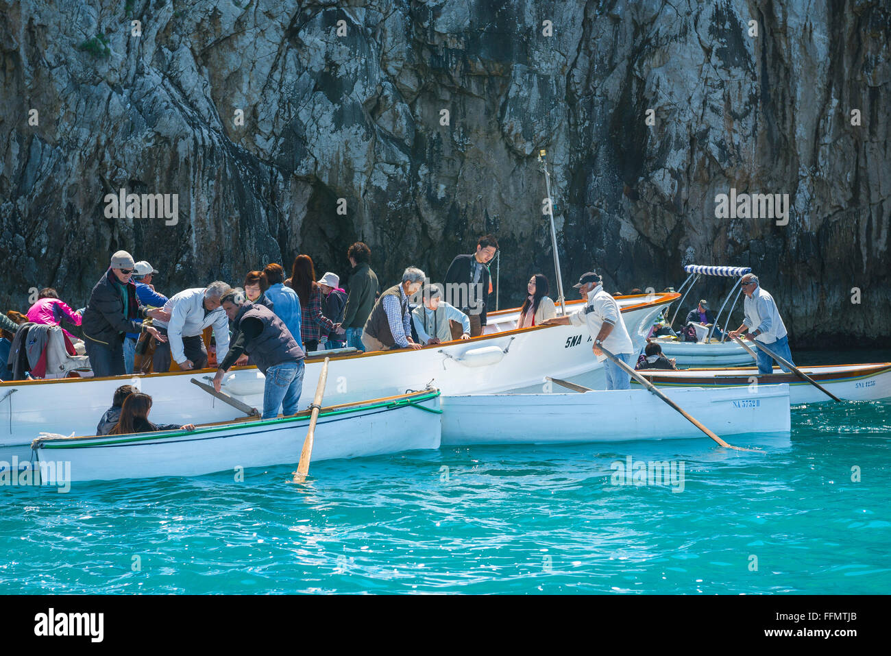 Capri Blaue Grotte, Blick auf Touristen, die in Ruderboote klettern, bevor sie die berühmte Blaue Grotte (Grotta Azzurra) auf der Insel Capri, Italien betreten. Stockfoto